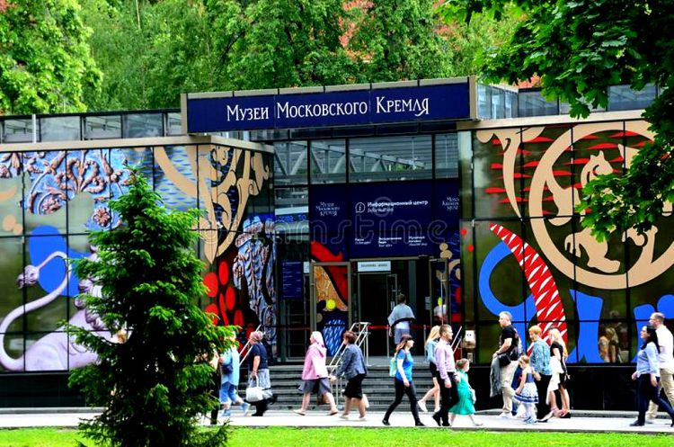Интересно посетить и кремлевские музеи, в которые можно купить билеты в Александровском саду