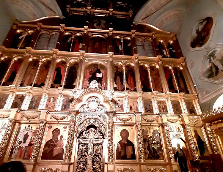 Шестиярусный иконостас Верхнего храма имеет очень необычные Царские врата