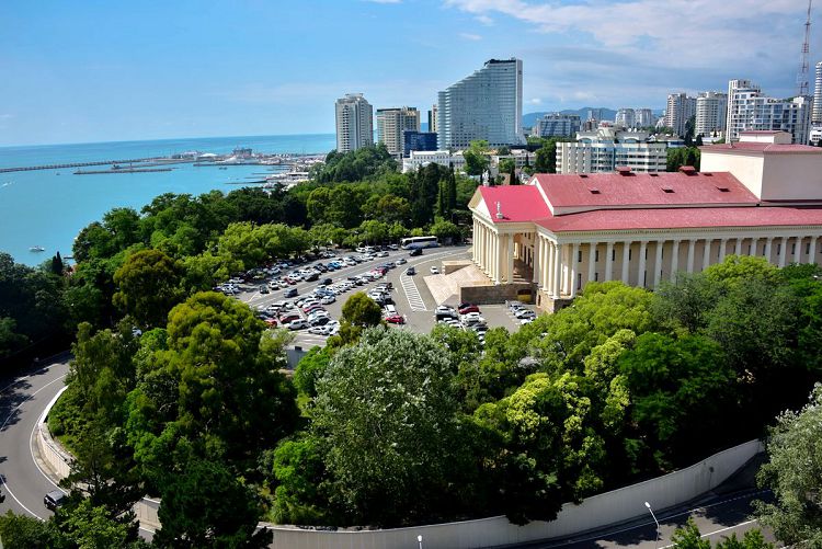 Основная терраса главного входа Зимнего театра смотрит на море