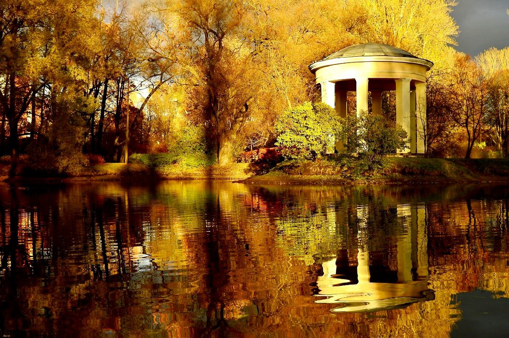 Екатеригофский парк пронизан романтизмом и легендами давно минувших лет