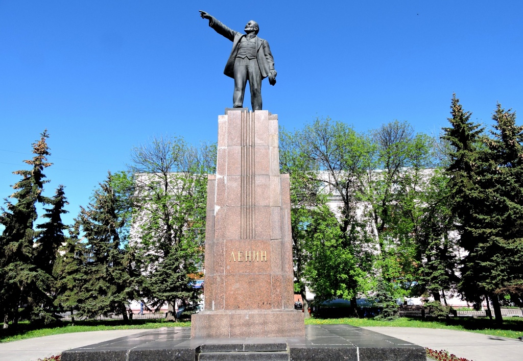 Памятник Ленину на Красной площади Ярославля