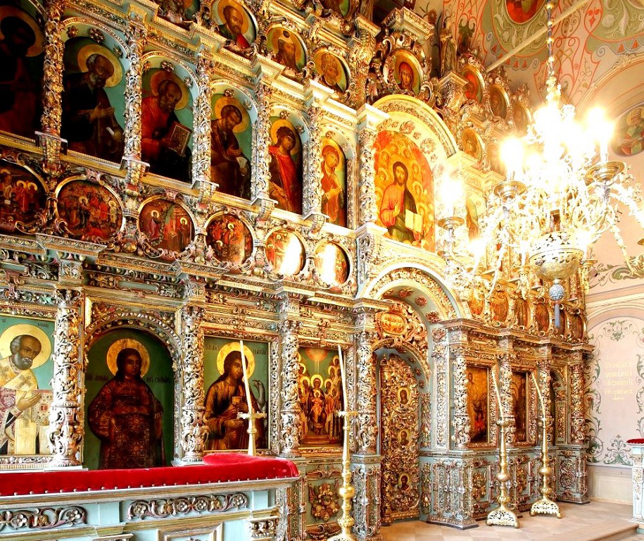 Иконостас Храма Воскресения Словущего красив и богато оформлен