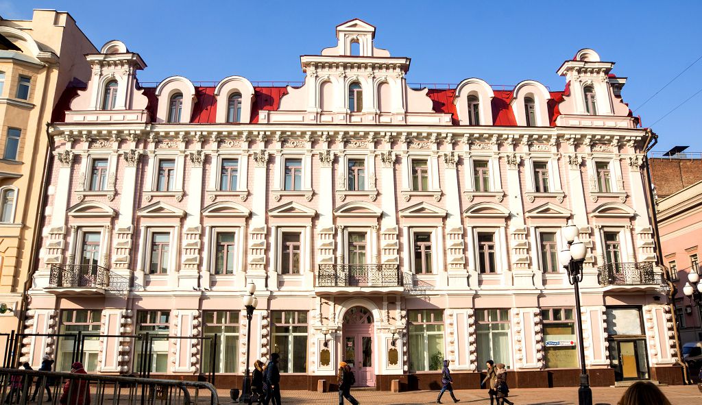 Дом № 28 находится на углу Арбата и Большого Николопесковского переулка