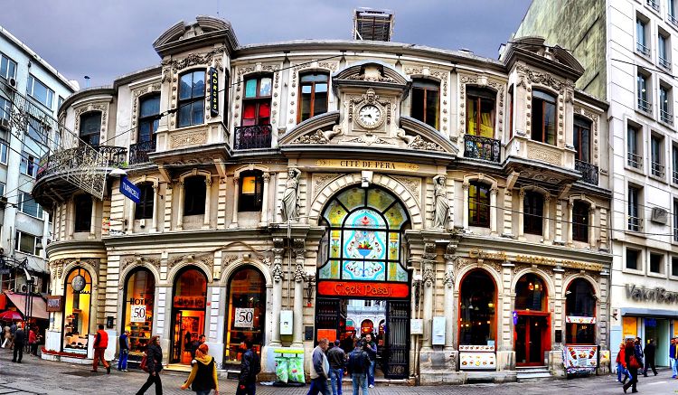 Цветочный пассаж - одно из интереснейших зданий на проспекте Истиклял