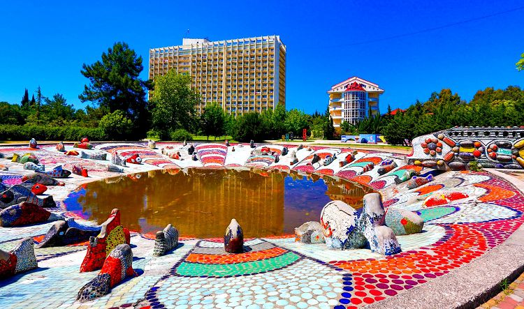 Композиция З.Церетели "Рыбки" привлекательна и для детей и для взрослых