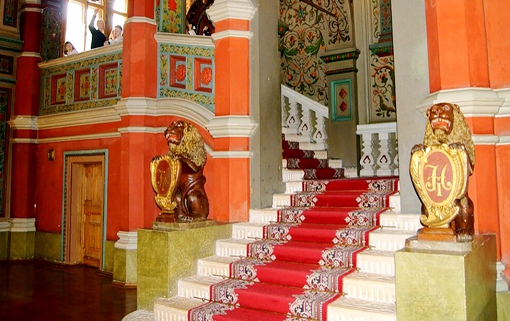 Каменные львы и по сей день верно держат вензеля Николая Первого