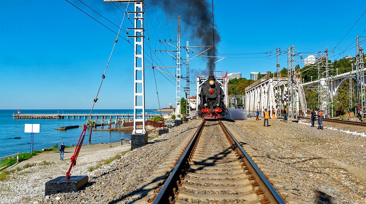К подобному соседству с железной дорогой отдыхающие уже привыкли
