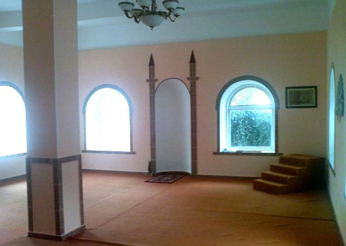 Внутри этой небольшой Мечети были сделаны теплые полы