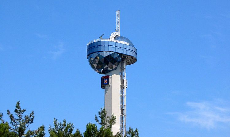 В голубом стеклянном шаре находятся диспетчерские службы порта