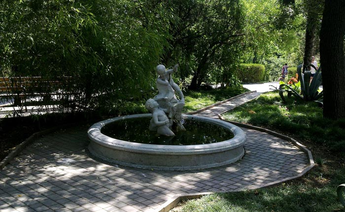 Скульптура "Дети на камне" находится у самого входа в парк Скульптура "Дети на камне" находится у самого входа в парк