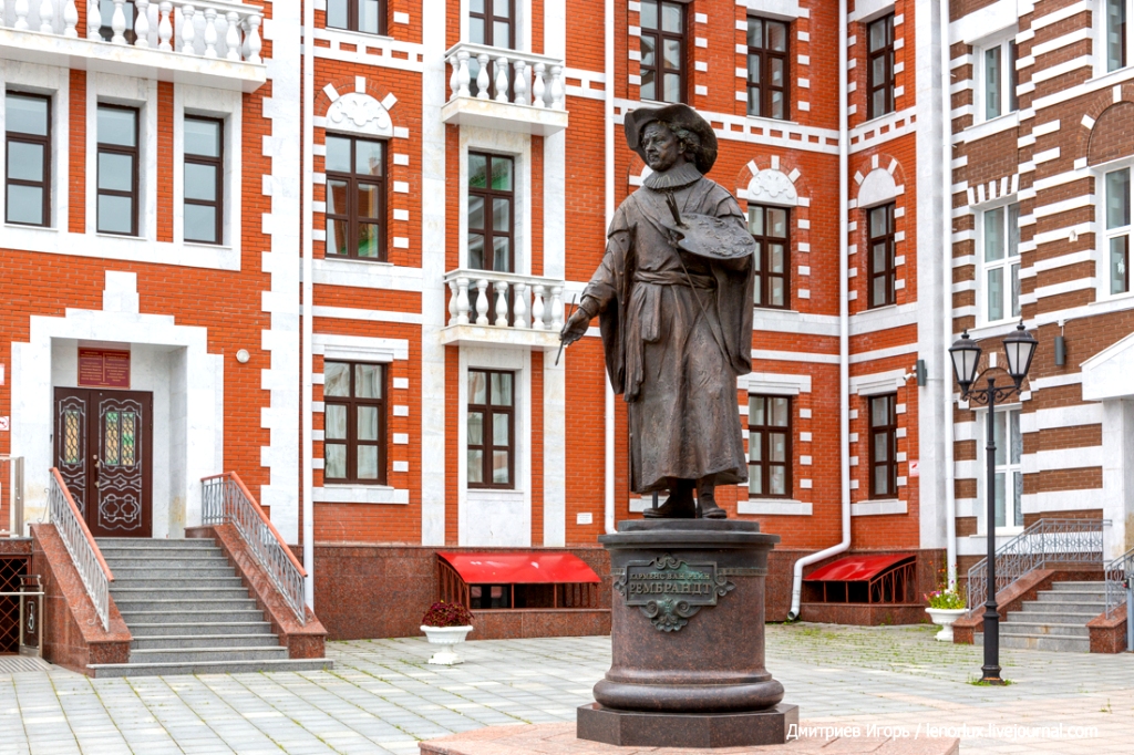 Блок в йошкар оле. Город йошкар-ола памятники йошкар ола. памятник рембрандту в йошкар-оле. рембрандт йошкар ола. памятник в йошкар оле на набережной.