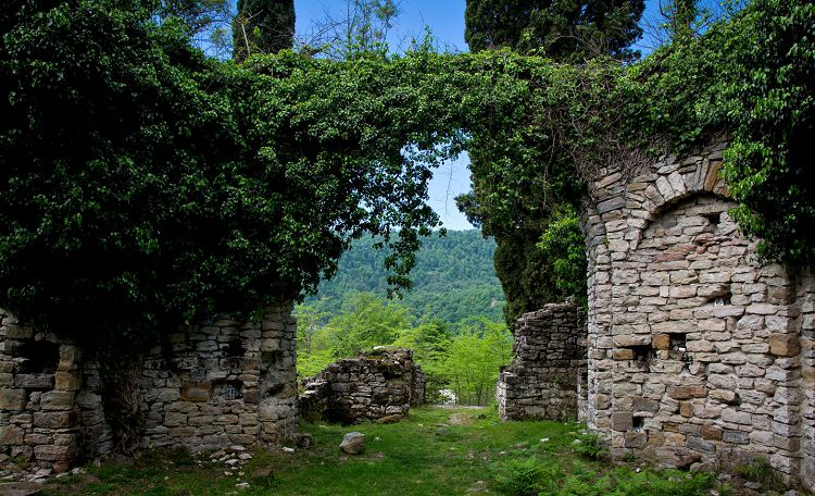 Остатки византийского храма находятся в центре поселка Ахштырь