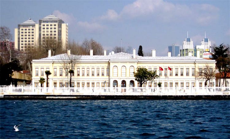 Фасад Университета М.Синана смотрит на Босфор