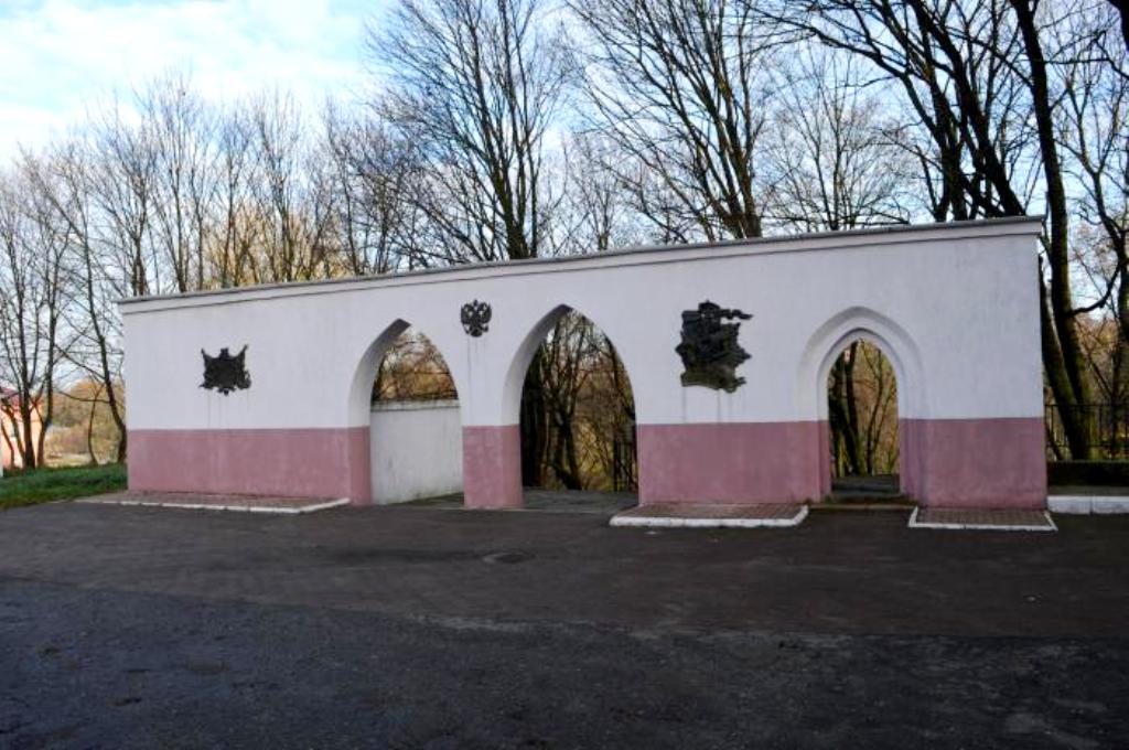 Арка со стрельчатыми окнами - единственное напоминание о Лютеркирхе Инстербурга