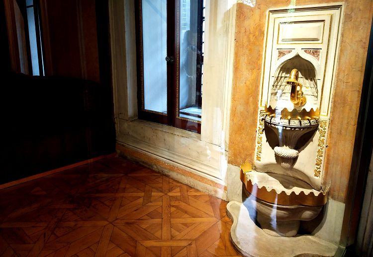 Основное предназначение родников во дворце - заглушать голоса разговаривающих