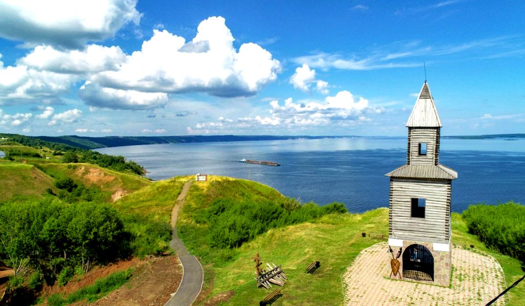Стилизованное строение Сторожевой башни является данью исторической памяти