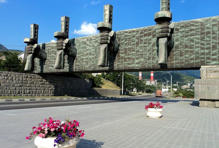 Мимо Ансамбля "Линия обороны" проезжают все автопутешественники