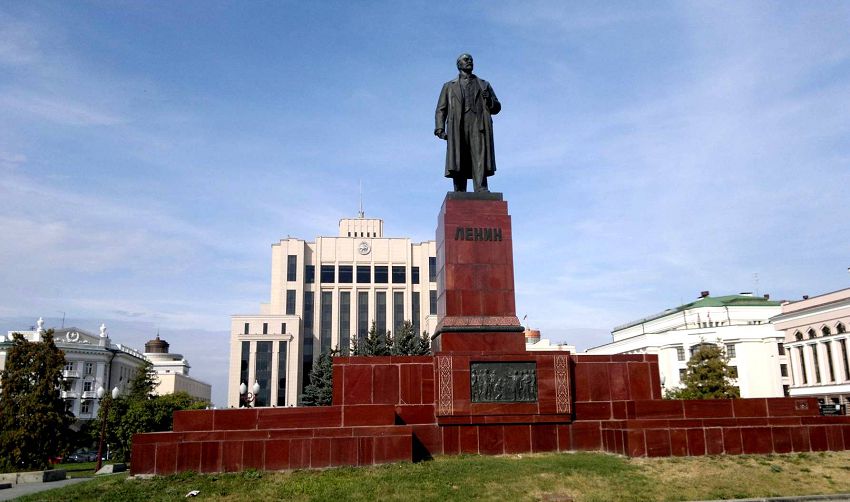Данный Памятник Ленину является основным символом площади с 1954 года