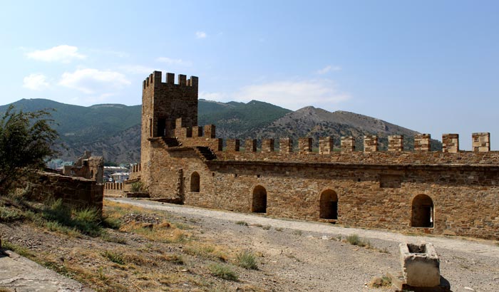 Генуэзские стены еще служили границей внутреннего османского города