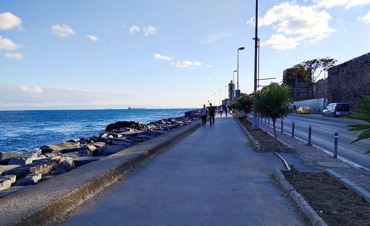 Прогулка по улице Кеннеди вдоль Босфора и крепостных стен - отличное времяпровождение