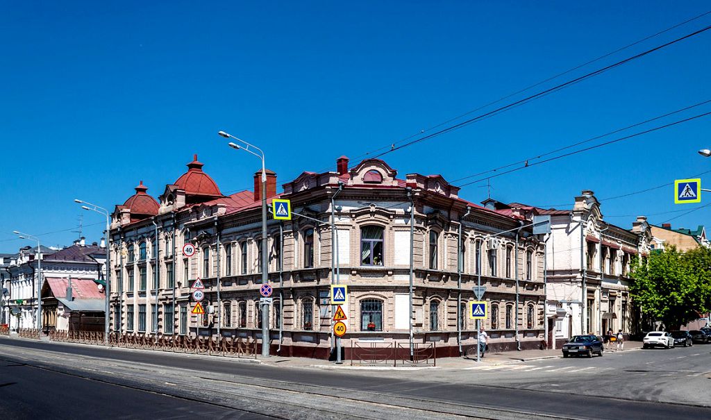 В начале 20 века в доме №37 работала известная типография братьев Каримовых 