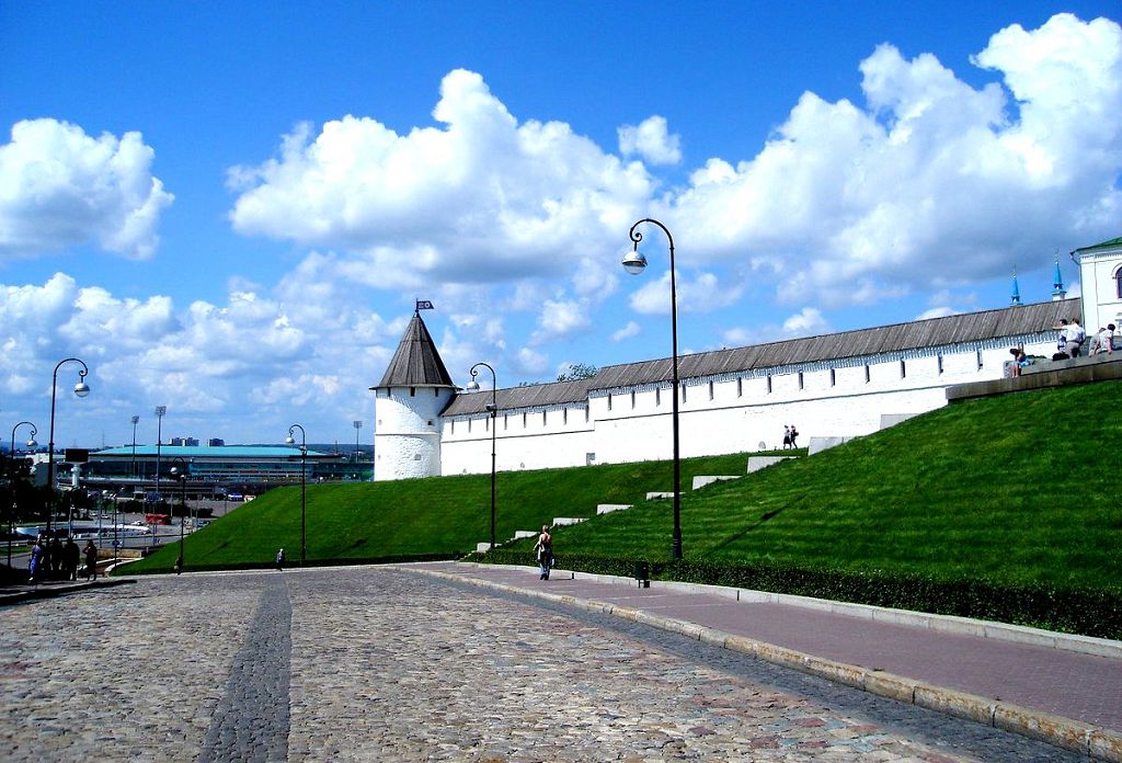 По Ивановскому спуску можно выйти к улице Баумана и к станции метро