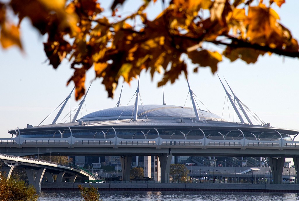 Гуляя по парковым аллеям, можно дойти до гигантского стадиона "Газпром арена"