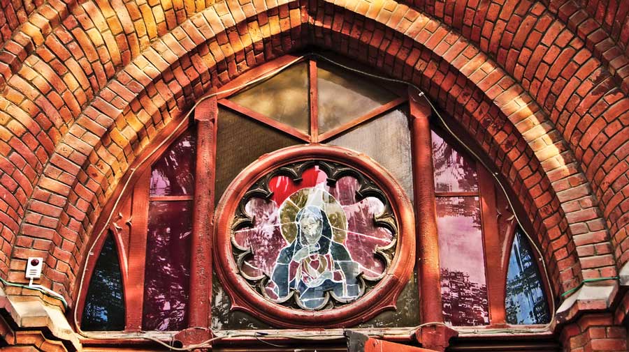 Оформление окна самарского Католического костела