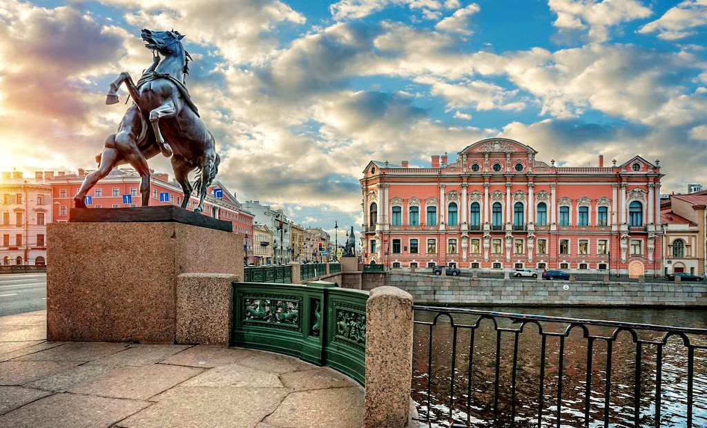 Аничков мост находится на пересечении Набережной Фонтанки и Невского проспекта
