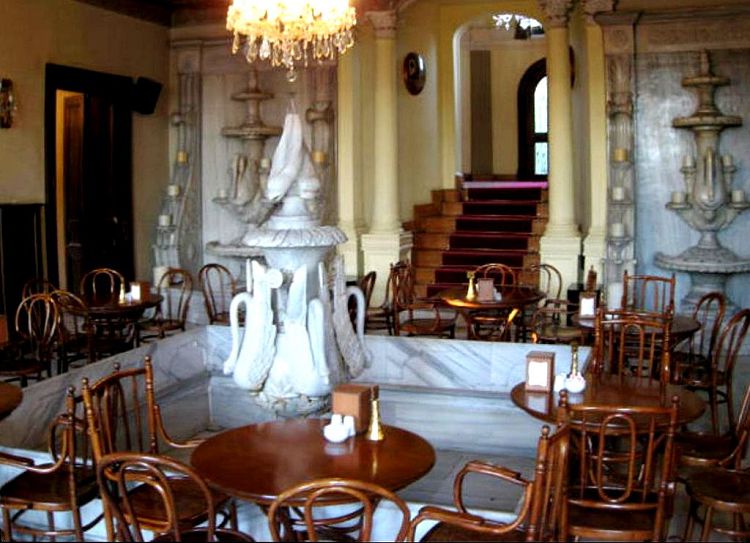 Гостинная с лебединым бассейном - одна из прекрасных комнат дворца