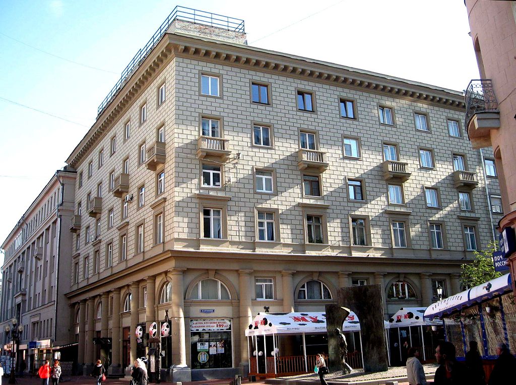 В доме № 45 проживало много известных деятелей 20 столетия