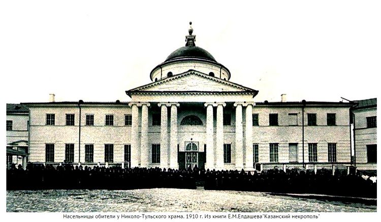 Так выглядел Собор Николы Тульского в 1910 году на фоне местных монахинь