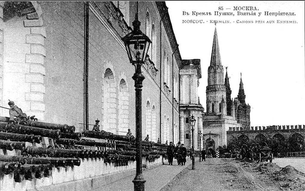 Около Арсенала складировалось многоженство экземпляров артиллерийского оружия