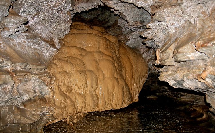 Пещера ведьм - одна из ярких достопримечательностей долины Аше