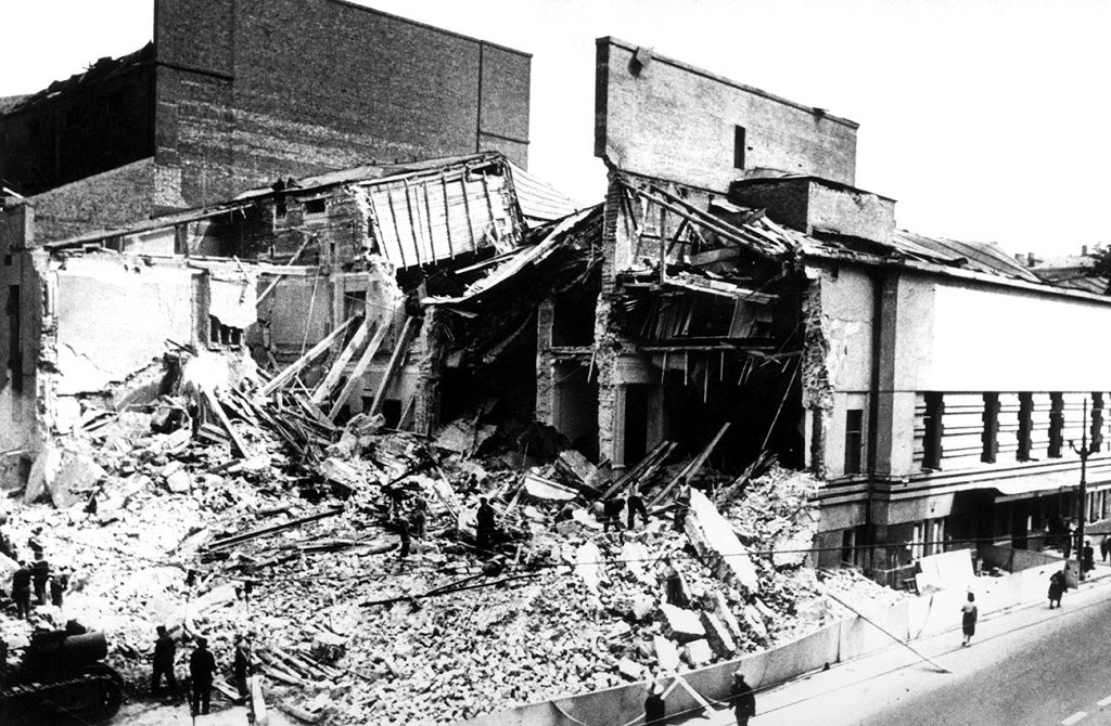 Фашистские бомбардировки уничтожили здание Вахтанговского театра