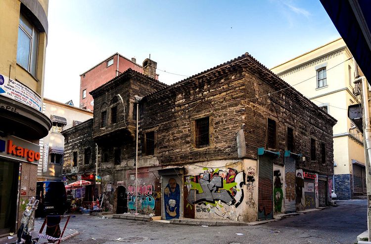 Среди современных строений находится и здание галатского Трибунала 13-14 веков