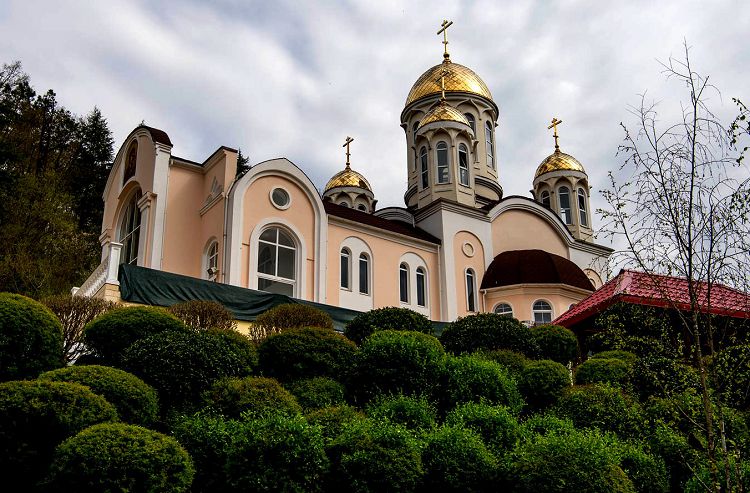 Храм Казанской иконы Богоматери относится к постсоветским временам