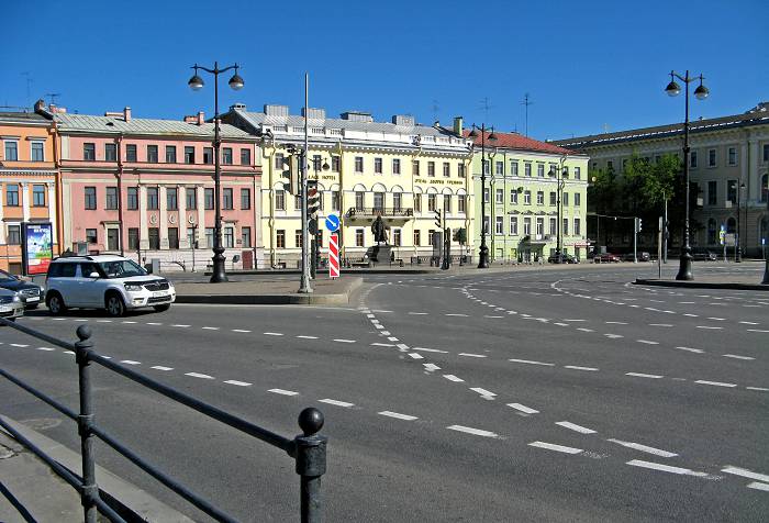 На площади Трезини заканчивается Университетская набережная