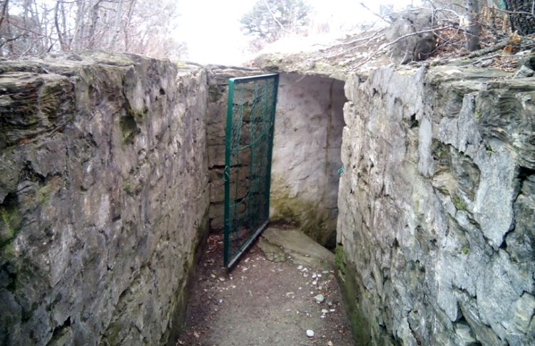 Часть полуразрушенных инженерных построек доступна для осмотра