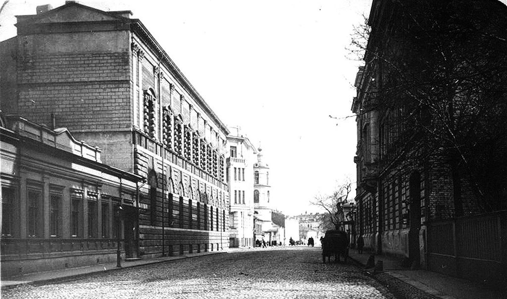 На улицу Спиридоновка выходила парадная сторона особняка Тарасова