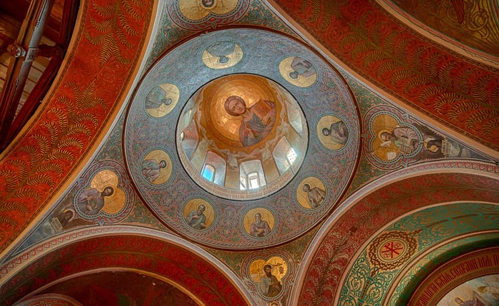 Восстановленная реставраторами мозаика купольного декора