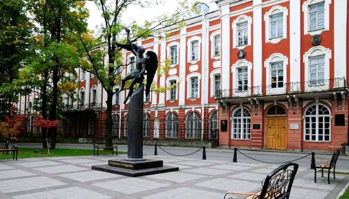 Около Здания 12 коллегий находится современный памятник "Крылатый гений"