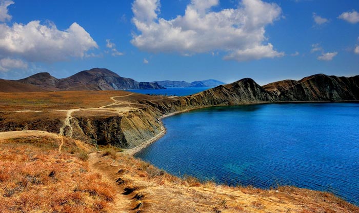 Узкая пляжная полоса Мертвой бухты