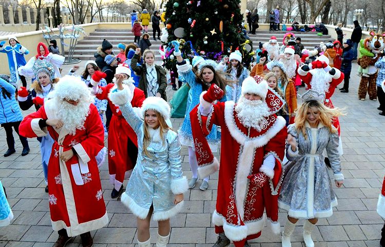 А также в Новороссийске можно потанцевать с группой Дедом Морозов и Снегурочек А также в Новороссийске можно потанцевать с группой Дедом Морозов и Снегурочек