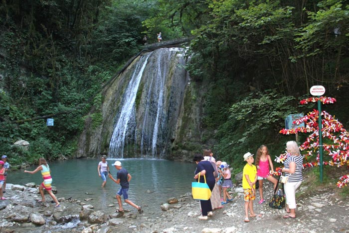 Увидеть каскадный поток 33 водопадов спешат многочисленные туристы
