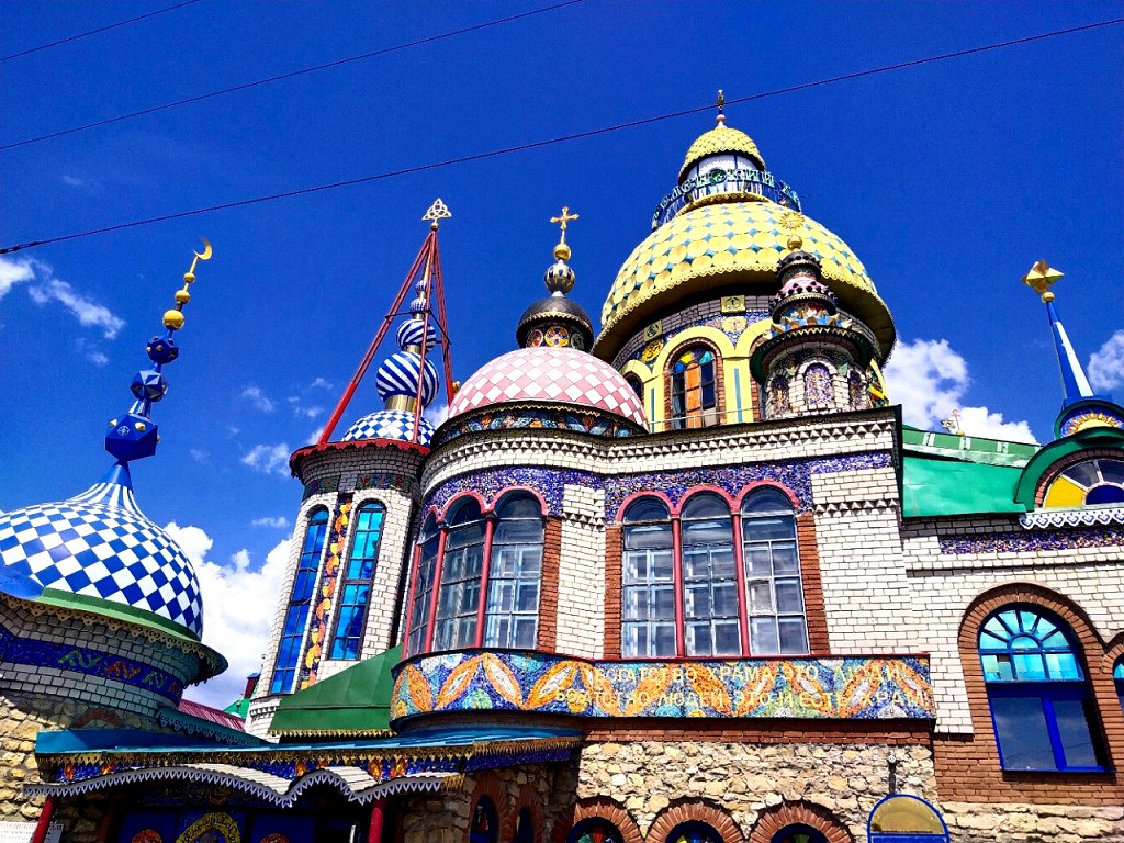 Вселенский храм интересен и своей необычной архитектурой и своим содержанием