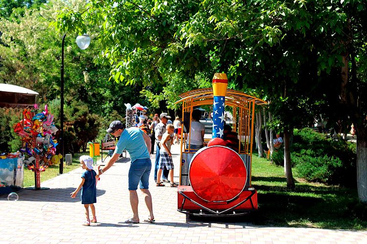 Какой из аттракционов выбрать? Нелегкий выбор для ребенка))