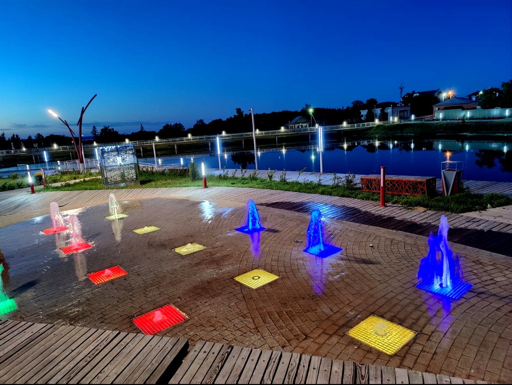 Сегодня территория около городского пруда выглядит современно и благоустроено