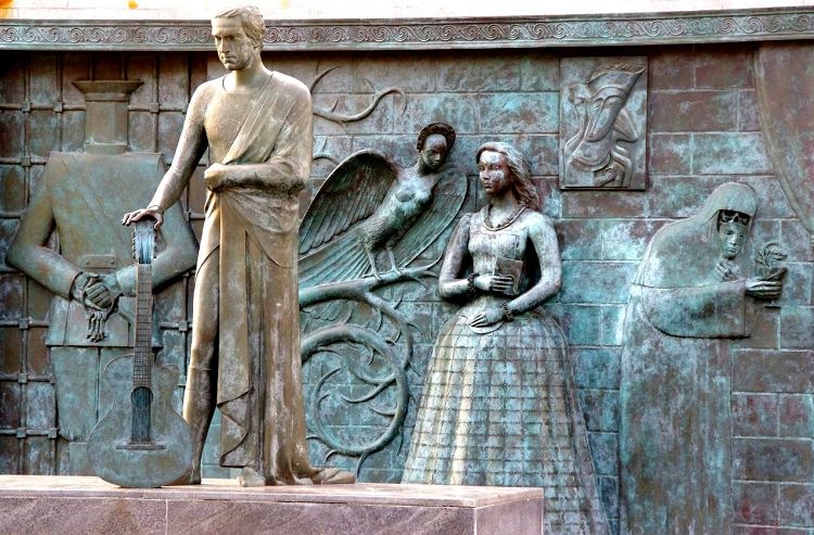 Памятник В.Высоцкому находится недалеко от Площади Славы