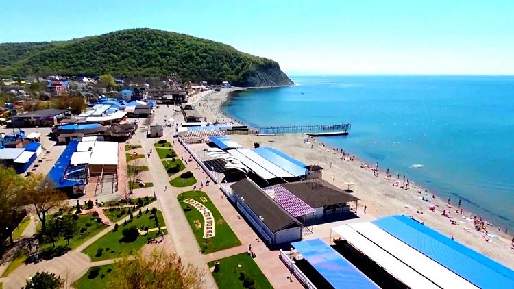 Прогулочная зона Приморского бульвара тянется вдоль всей пляжной линии 